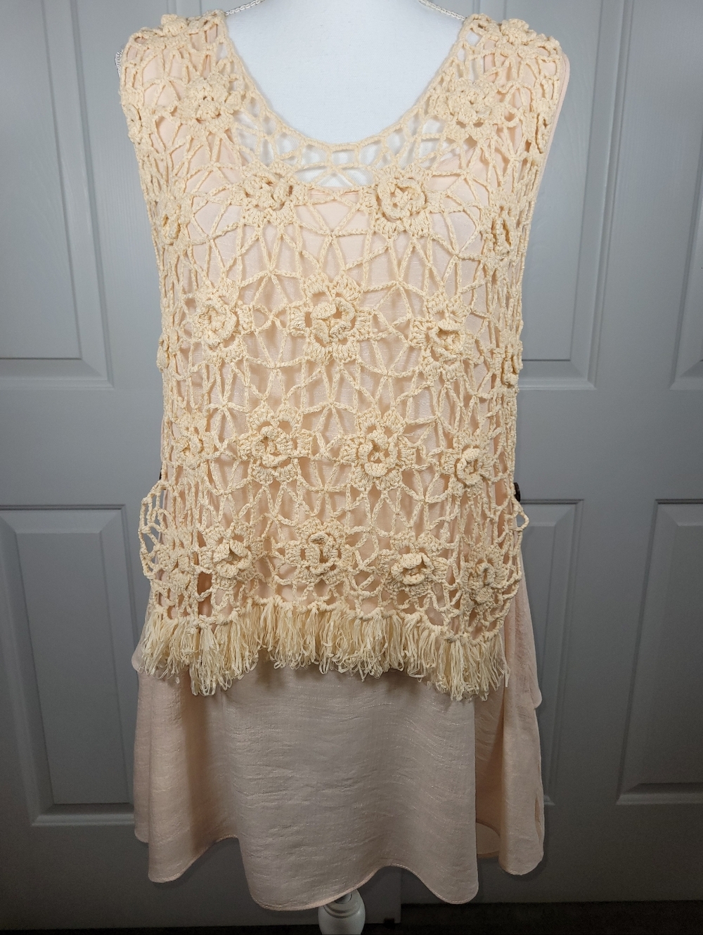 NWT A'reve Sleeveless Light Peach Top Cream Floral Crocheted Overlay & Fringe - Picture 5 of 16